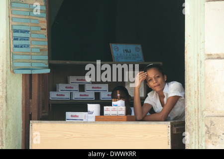 Verkäuferinnen im Zigarrenladen in Habana Vieja, Havanna, Kuba Stockfoto