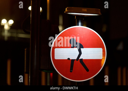 Graffiti an einem No Entry Straßenschild, Mansell Street, London, England, UK. Stockfoto