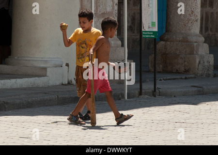 Jungs spielen Baseball in Plaza Vieja in Habana Vieja, Havanna, Kuba Stockfoto