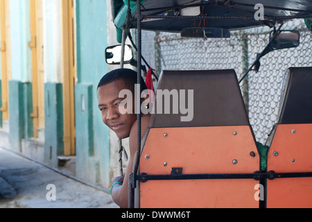 Bici-Taxifahrer in Habana Vieja, Havanna, Kuba Stockfoto