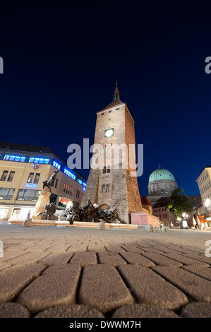 Deutschland, Bayern, Nürnberg, das Ehekarussell-Brunnen, Ehe Karussell, Hintergrund Weisser Turm oder White Tower bei Nacht Stockfoto