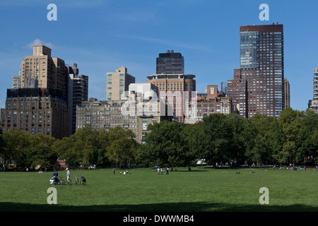 Central Park mit Wolkenkratzern im Hintergrund in New York, USA Stockfoto