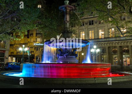 Blau und rot beleuchteten Brunnen in der Nacht, Paris Stockfoto