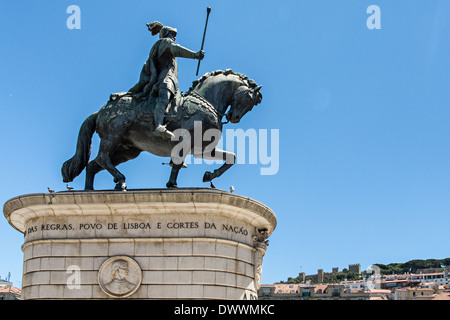 Statue des Dom João I mit Castelo de Sao Jorge im Hintergrund in Alfama, Lissabon, Portugal Stockfoto