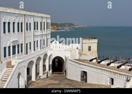 Tor ohne Wiederkehr, Wälle und Kanonen in Cape Coast Castle, Cape Coast, Ghana Stockfoto