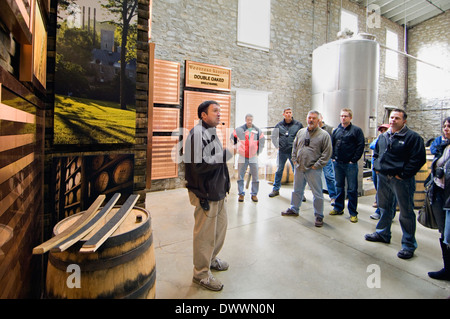 Tour Guide erklärt die verkohlten Weißeichenfässer verwendet, um Alter Bourbon in Woodford Reserve Destillerie in Kentucky Stockfoto