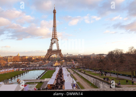 Eiffelturm, Trocadero Weihnachtsmarkt im Vordergrund, Paris, Frankreich Stockfoto