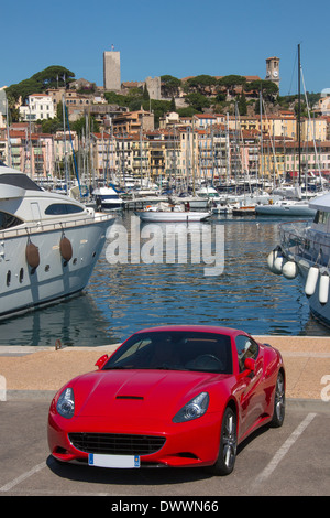 Supersportwagen und Luxusyachten im Hafen in der Altstadt von Cannes an der Côte d ' Azur in Südfrankreich. Stockfoto