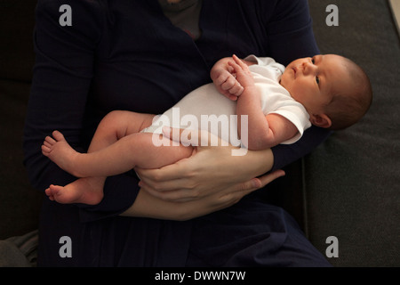 3 - Wochen alten Baby in den Armen ihrer Mutter. Foto von Janet Worne Stockfoto