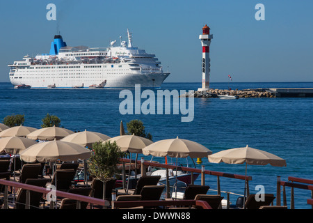 Kreuzfahrtschiff vor Anker direkt vor dem Strand in Cannes an der Côte d ' Azur in Südfrankreich. Stockfoto