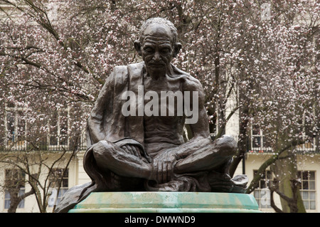 Eine Statue von Mahatma Gandhi, der Anführer der Indiens Kampf für die Unabhängigkeit vom britischen Mutterland. Tavistock Square, London, England, Vereinigtes Königreich. Stockfoto