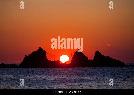 Felsen im Meer in der Morgendämmerung, Präfektur Kanagawa, Japan Stockfoto