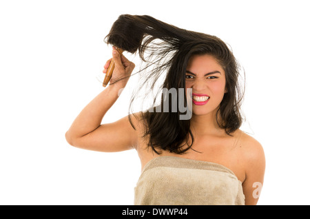 Hispanic Frau mit wilde brünette Haare auf weißem Hintergrund Stockfoto