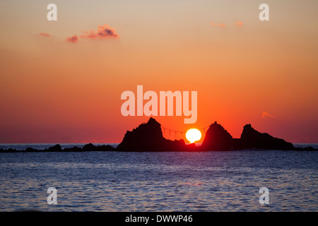 Felsen im Meer in der Morgendämmerung, Präfektur Kanagawa, Japan Stockfoto