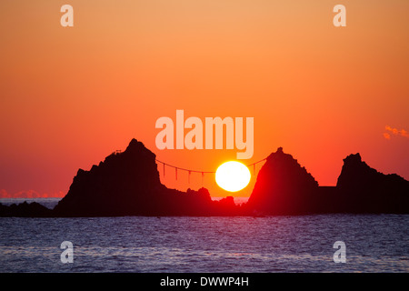 Felsen im Meer in der Morgendämmerung, Präfektur Kanagawa, Japan Stockfoto