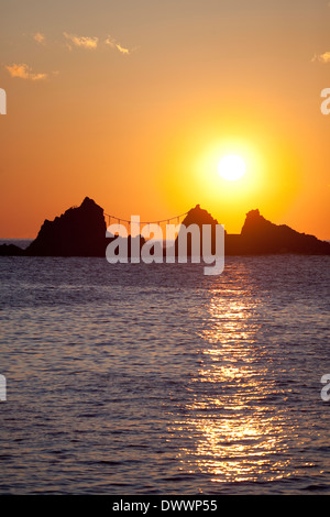 Felsen im Meer in der Morgendämmerung, Präfektur Kanagawa, Japan Stockfoto