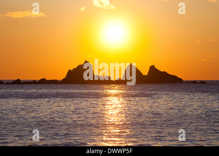 Felsen im Meer in der Morgendämmerung, Präfektur Kanagawa, Japan Stockfoto