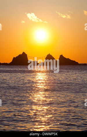 Felsen im Meer in der Morgendämmerung, Präfektur Kanagawa, Japan Stockfoto