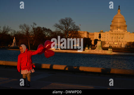 Wahsinton, DC, USA. 13. März 2014. Wenig ANISA ADHAMI, 5, Ballons halten schließt sich Aktivisten zum dritten Jahrestag des syrischen Bürgerkrieges auf der National Mall Donnerstag in Washington, DC Credit: Miguel Juarez Lugo/ZUMAPRESS.com/Alamy Live News Stockfoto