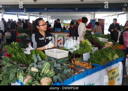 Sonntag Märkte eingerichtet in der Star Ferry Terminal auf Hong Kong Island verkaufen frisches Obst und Gemüse. Stockfoto