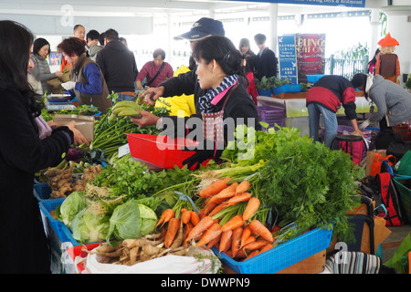 Sonntag Märkte eingerichtet in der Star Ferry Terminal auf Hong Kong Island verkaufen frisches Obst und Gemüse. Stockfoto