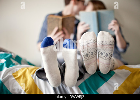 USA, Massachusetts, junge Paar küssen auf Bett, Fokus auf Füße Stockfoto