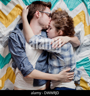 USA, Massachusetts, erhöhten Blick auf paar umarmt und Nickerchen Stockfoto