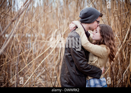 USA, Massachusetts, Porträt des jungen Paares zu umarmen Stockfoto
