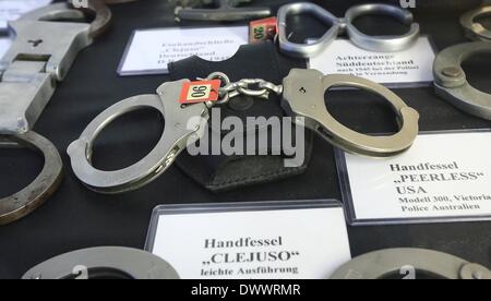 Aschersleben, Deutschland. 5. März 2014. Handschellen sind auf dem Display in der Verbrecher-Panoptikum in Aschersleben, Deutschland, 5. März 2014. Ehemaliger Polizei-Kommissar Steffen Claus hat zahlreiche Ausstellungsstücke aus der Welt der Mord, Totschlag, Raub und Diebstahl zusammengestellt. Foto: JENS WOLF/Dpa/Alamy Live News Stockfoto