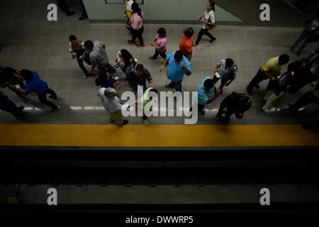 Panama City, Panama. 13. März 2014. Bewohner zu warten, bis das Auto an die 5 an Bord de Mayo "Station der U-Bahn Panama während ein Test Reise in Panama-Stadt, Hauptstadt von Panama, 13. März 2014. Die Linie 1 der Metro Panama öffnet offiziell am 5. April mit 13 Stationen und einer Länge von 13,7 km. © Mauricio Valenzuela/Xinhua/Alamy Live-Nachrichten Stockfoto