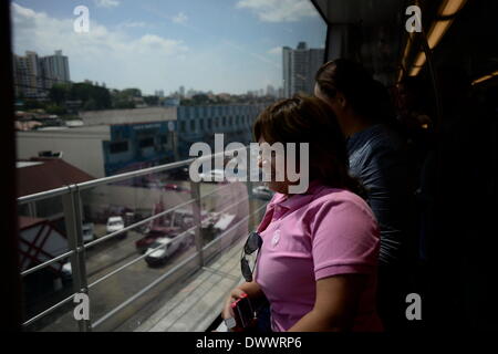 Panama City, Panama. 13. März 2014. Bewohner sehen aus dem Fenster eines Autos der Panama Metro bei einer Test-Fahrt in Panama-Stadt, Hauptstadt von Panama, 13. März 2014. Die Linie 1 der Metro Panama öffnet offiziell am 5. April mit 13 Stationen und einer Länge von 13,7 km. © Mauricio Valenzuela/Xinhua/Alamy Live-Nachrichten Stockfoto