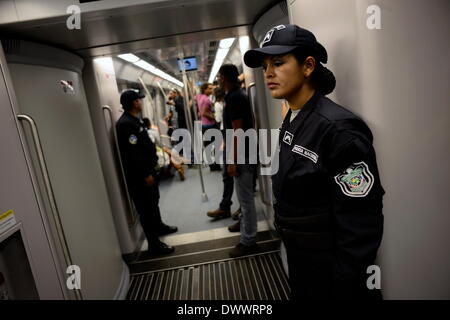 Panama City, Panama. 13. März 2014. Mitglieder der Nationalpolizei Wache ein Auto der Panama Metro unterwegs ein Test, in Panama-Stadt, Hauptstadt von Panama, 13. März 2014. Die Linie 1 der Metro Panama öffnet offiziell am 5. April mit 13 Stationen und einer Länge von 13,7 km. © Mauricio Valenzuela/Xinhua/Alamy Live-Nachrichten Stockfoto