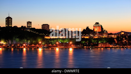 Quebec City Skyline bei Sonnenuntergang und Sankt-Lorenz-Strom Stockfoto