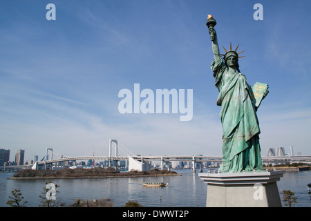 Rainbow Bridge und die Freiheitsstatue, Tokyo, Japan Stockfoto
