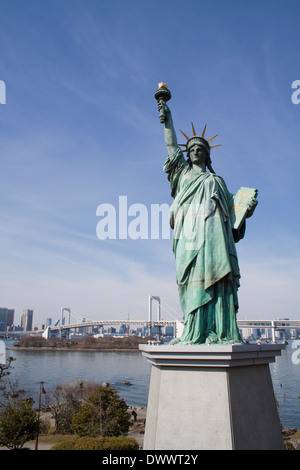 Rainbow Bridge und die Freiheitsstatue, Tokyo, Japan Stockfoto