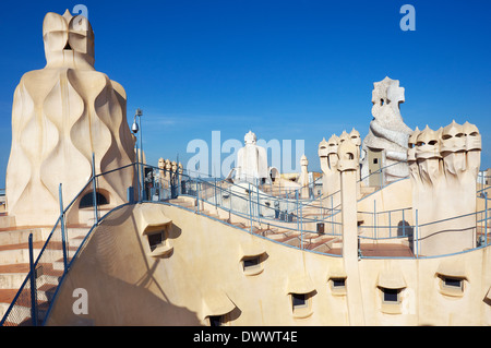 Gaudi Schornsteine Statuen am Casa Mila, Barcelona, Spanien Stockfoto