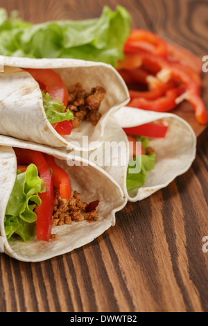 Burrito mit Fleisch und Zutaten nach dem alten Holztisch rustikalen Stil Stockfoto