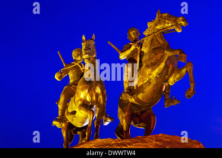 Statue von Techo Meas und Techo Yot am Sisowath Quay Flussufer in der Abenddämmerung, Phnom Penh Stockfoto