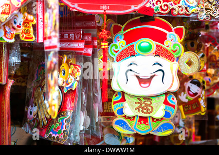 Chinesischen Gott des Reichtums Cai Shen, hängend an einem Marktstand in Hongkong Stockfoto