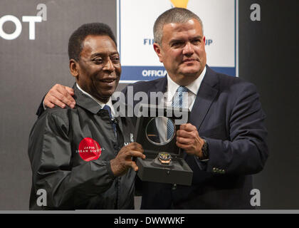 Tokio, Japan. 14. März 2014. Ein Foto, aufgenommen am 13. März 2014 zeigt Edson Arantes do Nascimento auch bekannt als "Pele" (L) und Hublot CEO Ricardo Guadalupe (R) die offizielle Enthüllung achten auf die FIFA WM 2014 bei der Hublot-Charity-Funktion bei der Japan Football Association Gebäude im Zentrum von Tokio. Das Charity-Event warf eine Gesamtmenge von 3 Millionen Yen, in denen die Mittel zur Unterstützung der Tohoku-Opfer der März 11 2011 gespendet werden. Bildnachweis: AFLO/Alamy Live-Nachrichten Stockfoto