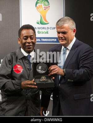 Tokio, Japan. 14. März 2014. Ein Foto, aufgenommen am 13. März 2014 zeigt Edson Arantes do Nascimento auch bekannt als "Pele" (L) und Hublot CEO Ricardo Guadalupe (R) die offizielle Enthüllung achten auf die FIFA WM 2014 bei der Hublot-Charity-Funktion bei der Japan Football Association Gebäude im Zentrum von Tokio. Das Charity-Event warf eine Gesamtmenge von 3 Millionen Yen, in denen die Mittel zur Unterstützung der Tohoku-Opfer der März 11 2011 gespendet werden. Bildnachweis: AFLO/Alamy Live-Nachrichten Stockfoto