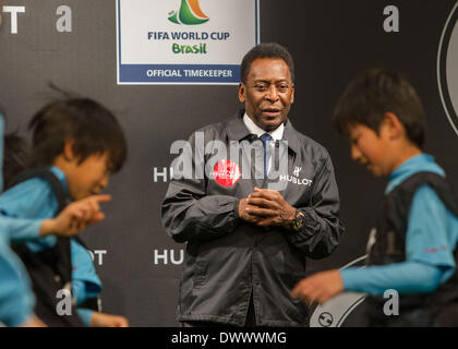 Tokio, Japan. 14. März 2014. Ein Foto, aufgenommen am 13. März 2014 zeigt Edson Arantes Nascimento auch bekannt als "Pele" während der Hublot-Charity bei der Japan Football Association funktionieren Gebäude im Zentrum von Tokio. Das Charity-Event warf eine Gesamtmenge von 3 Millionen Yen, in denen die Mittel zur Unterstützung der Tohoku-Opfer der März 11 2011 gespendet werden. Bildnachweis: AFLO/Alamy Live-Nachrichten Stockfoto