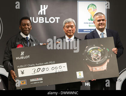 Tokio, Japan. 14. März 2014. Ein Foto, aufgenommen am 13. März 2014 zeigt Edson Arantes do Nascimento auch bekannt als "Pele" (L), Japan Football Association President Kuniya Daini (C), und Hublot CEO Ricardo Guadalupe (R) während der Hublot-Charity Funktion bei der Japan Football Association Gebäude im Zentrum von Tokio. Das Charity-Event warf eine Gesamtmenge von 3 Millionen Yen, in denen die Mittel zur Unterstützung der Tohoku-Opfer der März 11 2011 gespendet werden. Bildnachweis: AFLO/Alamy Live-Nachrichten Stockfoto