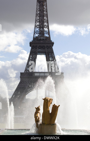Golden Horse Skulptur The Trocodero Palais de Chaillot mit Blick auf den berühmten Eiffelturm Paris Frankreich Stockfoto