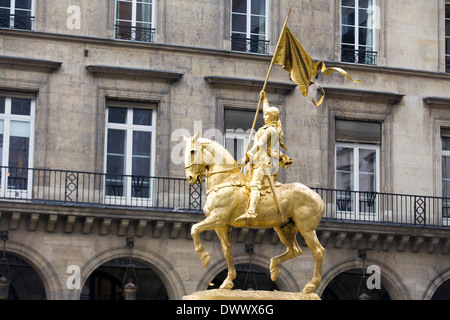 Statue von Jeanne d ' Arc am Place des Pyramides Paris Frankreich Stockfoto