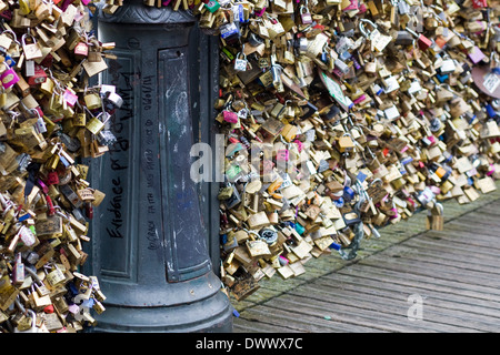 Schlösser der Liebe wünschen Schlösser links als Andenken von Touristen eine große Anzahl von Liebe Vorhängeschlösser zieren Paris berühmte Brücken Stockfoto