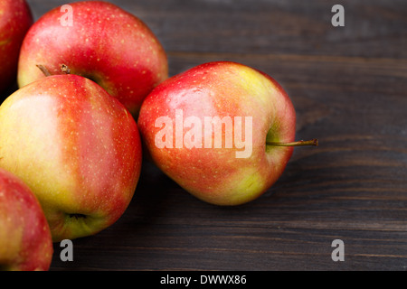 Rote Äpfel auf Holztisch Stockfoto