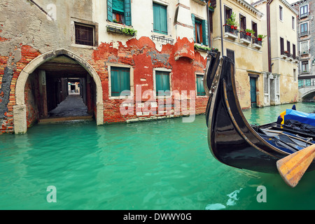 Gondel auf Kanal vor typischen alten Backstein-Haus in Venedig, Italien. Stockfoto