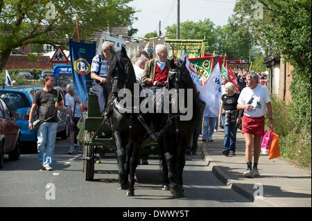 Burston, Norfolk. Anthony Neil Wedgwood 'Tony' Benn, PC (geboren 3. April 1925 - 14. März 2014), ehemals 2. Viscount Stansgate war eine britische Labour-Partei Politiker Mitglied des Parlaments (MP) für 50 Jahre und einem Minister unter Harold Wilson und James Callaghan. Im Bild bei der Burston Streik Schule-Rallye in Norfolk 5. September 2010. Stockfoto