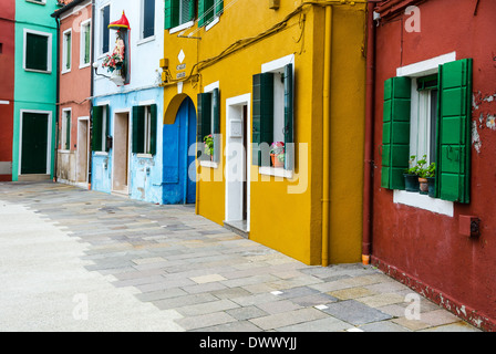 Bild mit bunten Häusern in Burano, Insel und Wahrzeichen der Region Veneto, Venedig, Italien Stockfoto